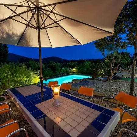 Fluixa, Con Piscina Y Jardin. Nyaraló *