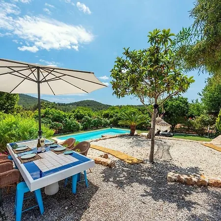 Nyaraló Fluixa, Con Piscina Y Jardin. *